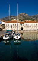 La ville de Bol, île de Brač, en Croatie. La coopérative viticole (auteur Hedwig Storch). Cliquer pour agrandir l'image.