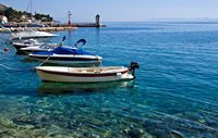 La ville de Bol, île de Brač, en Croatie. Le port (auteur Hedwig Storch). Cliquer pour agrandir l'image.