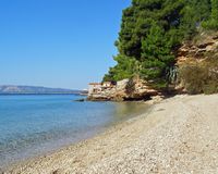 La ville de Bol, île de Brač, en Croatie. Plage à l'est de Bol (auteur Kelovy). Cliquer pour agrandir l'image.