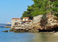 La ville de Bol, île de Brač, en Croatie. Café à l'est de Bol (auteur Kelovy). Cliquer pour agrandir l'image.