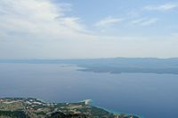 La ville de Bol, île de Brač, en Croatie. Le canal de Hvar vu depuis Vidova Gora. Cliquer pour agrandir l'image.