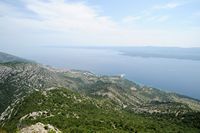 La ville de Bol, île de Brač, en Croatie. Bol vue depuis Vidova Gora. Cliquer pour agrandir l'image.