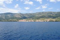 La ville de Bol, île de Brač, en Croatie. Bol vue depuis la mer. Cliquer pour agrandir l'image.