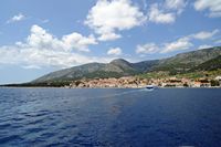 La ville de Bol, île de Brač, en Croatie. Bol vue depuis la mer. Cliquer pour agrandir l'image.