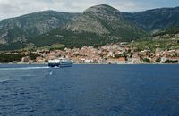 La ville de Bol, île de Brač, en Croatie. Le catamaran Split-Bol-Jelsa à Bol. Cliquer pour agrandir l'image.