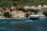 La ville de Bol, île de Brač, en Croatie. Le catamaran Split-Bol-Jelsa à Bol. Cliquer pour agrandir l'image.