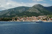 La ville de Bol, île de Brač, en Croatie. Le mont Vidova Gora au-dessus de Bol. Cliquer pour agrandir l'image.