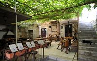 La ville de Bol, île de Brač, en Croatie. Un restaurant à Bol. Cliquer pour agrandir l'image.