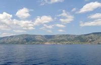 La ville de Bol, île de Brač, en Croatie. L'amphithéâtre de collines de Bol. Cliquer pour agrandir l'image.
