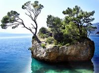 La ville de Brela en Croatie. La Roche de Brela (auteur Mario Zamic). Cliquer pour agrandir l'image.