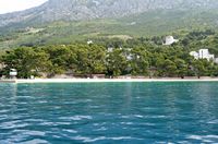 La ville de Brela en Croatie. Hôtel Berulia vu depuis la mer. Cliquer pour agrandir l'image.