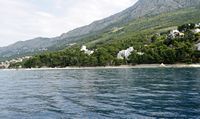 La ville de Brela en Croatie. Hôtel Berulia vu depuis la mer. Cliquer pour agrandir l'image.