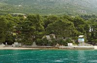 La ville de Brela en Croatie. Plage de l'hôtel Berulia. Cliquer pour agrandir l'image.