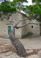 La ville de Brela en Croatie. Église Notre-Dame du Carmel (auteur Dalibor Ribicic). Cliquer pour agrandir l'image.