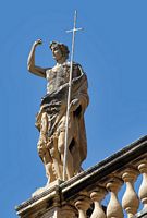 La ville close de Dubrovnik en Croatie. Quartier de la Cathédrale. Statue sur la cathédrale. Cliquer pour agrandir l'image.