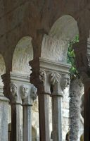 Kapitelle des Romanklosters. Klicken, um das Bild zu vergrößern.