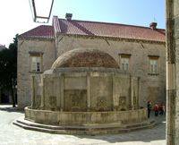 Brunnen von onofrio und Kloster Sankt Klara. Klicken, um das Bild zu vergrößern.