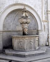 La ville close de Dubrovnik en Croatie. Quartier de la Loge. Petite fontaine d'onofrio. Cliquer pour agrandir l'image.