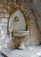 Palast des Rektors, Brunnen. Klicken, um das Bild zu vergrößern.