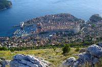 La ville close de Dubrovnik en Croatie. La ville close vue du mont Saint-Serge. Cliquer pour agrandir l'image. La ville close de Dubrovnik en Croatie. La ville close vue du mont Saint-Serge. Cliquer pour agrandir l'image.