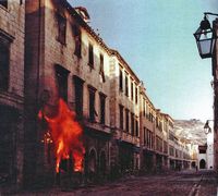 La ville close de Dubrovnik en Croatie. Palais du Festival incendié en 1991. Cliquer pour agrandir l'image.