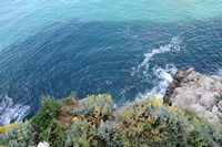 Les fortifications de Dubrovnik en Croatie. Fortifications maritimes. La falaise au pied des remparts de Dubrovnik. Cliquer pour agrandir l'image.