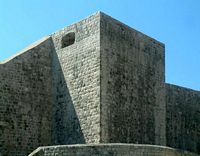 Les fortifications de Dubrovnik en Croatie. Fortifications du nord. Tour Sainte-Lucie. Cliquer pour agrandir l'image.
