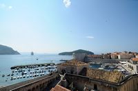 Les fortifications de Dubrovnik en Croatie. Le port. Le port de Dubrovnik et l'île de Lokrum. Cliquer pour agrandir l'image.