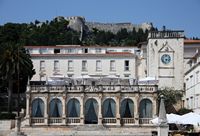 La ville de Hvar, île de Hvar en Croatie. L'hôtel Palace et le beffroi de Hvar (auteur Schorle). Cliquer pour agrandir l'image.