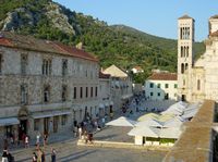 La ville de Hvar, île de Hvar en Croatie. La place Saint- Étienne à Hvar (auteur Samuli Lintula). Cliquer pour agrandir l'image.