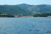 La ville de Jelsa, île de Hvar en Croatie. L'hôtel Fontana au milieu des pins. Cliquer pour agrandir l'image.