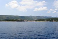 La ville de Jelsa, île de Hvar en Croatie. La ville de Jelsa vue depuis la mer. Cliquer pour agrandir l'image.