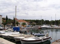 La ville de Milna, île de Brač en Croatie. Le Port (auteur Kelovy). Cliquer pour agrandir l'image.