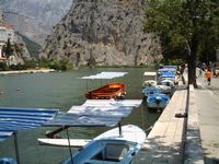 La ville d'Omiš en Croatie. Le quai de départ des bateaux-taxis à Omiš (auteur OnkelJohn). Cliquer pour agrandir l'image.