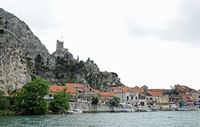 La ville d'Omiš en Croatie. La rive gauche de la Cetina à Omiš. Cliquer pour agrandir l'image.