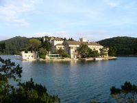 La ville de Polače, île de Mljet en Croatie. Couvent Sainte-Marie. Cliquer pour agrandir l'image.