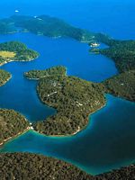 La ville de Polače, île de Mljet en Croatie. Île de Mljet vue du ciel. Cliquer pour agrandir l'image.