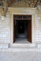 La ville de Polače, île de Mljet en Croatie. Portail de l'église Sainte-Marie. Cliquer pour agrandir l'image.