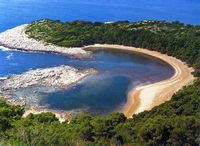 La ville de Polače, île de Mljet en Croatie. Canal d'alimentation des lacs. Cliquer pour agrandir l'image.