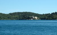 La ville de Polače, île de Mljet en Croatie. Îlot Sainte-Marie. Cliquer pour agrandir l'image.