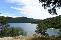 La ville de Polače, île de Mljet en Croatie. Berge sud du grand lac. Cliquer pour agrandir l'image.