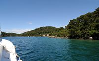 La ville de Polače, île de Mljet en Croatie. Navette de l'îlot Sainte-Marie sur le Grand Lac. Cliquer pour agrandir l'image.