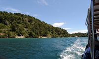 La ville de Polače, île de Mljet en Croatie. Navette de l'îlot Sainte-Marie sur le Grand Lac. Cliquer pour agrandir l'image.