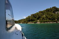 La ville de Polače, île de Mljet en Croatie. Arrivée de la navette à Mali Most. Cliquer pour agrandir l'image.