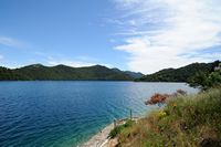 La ville de Polače, île de Mljet en Croatie. Canal d'alimentation du Grand Lac. Cliquer pour agrandir l'image.