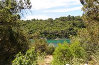 La ville de Polače, île de Mljet en Croatie. Berge sud du Grand Lac. Cliquer pour agrandir l'image.