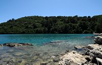 La ville de Polače, île de Mljet en Croatie. Baignade au Petit Lac. Cliquer pour agrandir l'image.