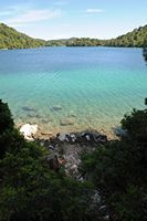 La ville de Polače, île de Mljet en Croatie. Petit Lac. Cliquer pour agrandir l'image.