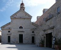 La ville de Pučišća, île de Brač en Croatie. L'église Saint-Étienne (auteur Beemwej). Cliquer pour agrandir l'image.