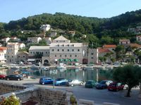 La ville de Pučišća, île de Brač en Croatie. Le port (auteur Vibor Mulic). Cliquer pour agrandir l'image.